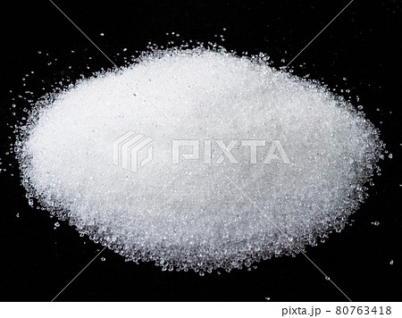 handful of crystalline extract of stevia on black 80763418