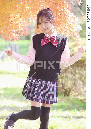 紅葉バックの学生　縄跳びダンス 80763845