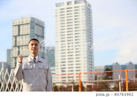 制服　時計　会社員　新入社員　働く人　ビジネス　屋外　若い男性　ビル　コロナ　営業　コピースペース 80763902
