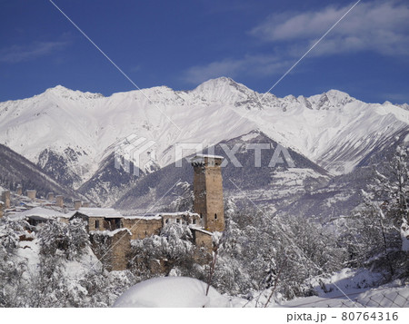 雪に囲まれたジョージアの村 80764316