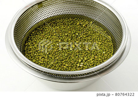 水に浸した緑豆 水に浸した緑豆 80764322