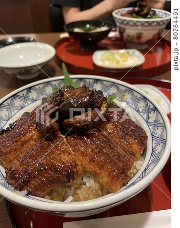 土用の丑の日に行列の出来る人気店の鰻丼を食べる 80764491