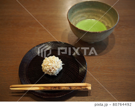 お抹茶と生菓子 80764492