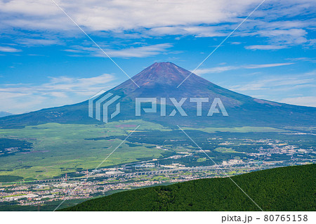 （静岡県）芦ノ湖スカイラインから望む富士山 80765158