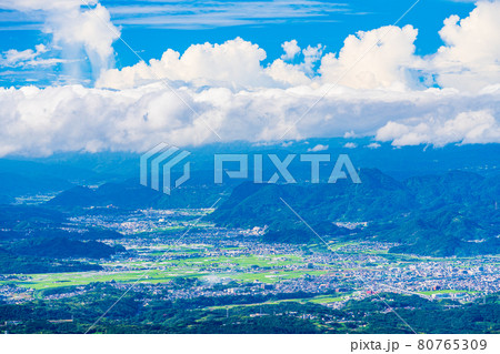 （静岡県）芦ノ湖スカイラインから望む田方平野 80765309
