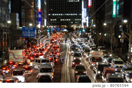 ＜東京都＞東日本大震災の影響で大渋滞した都内の道路 80765594
