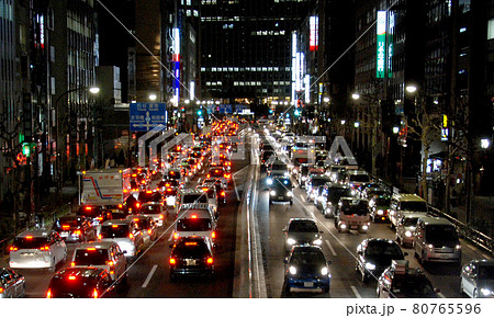 ＜東京都＞東日本大震災の影響で大渋滞した都内の道路 80765596