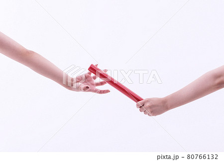 バトンタッチ バトンパス リレーバトン チームワーク イメージ素材 バトンタッチ バトンパス リレーバトン チームワーク イメージ素材 80766132