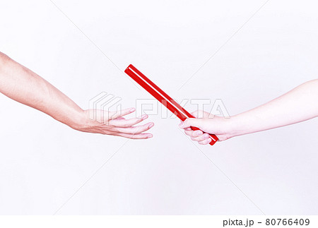 バトンタッチ　バトンパス　リレーバトン　チームワーク　イメージ素材 80766409