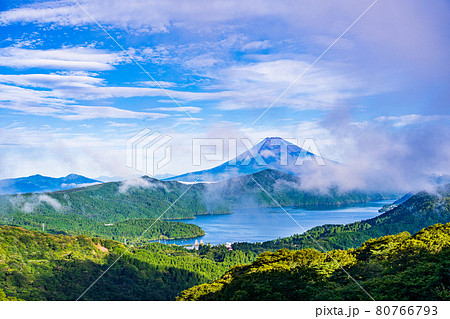 （静岡県）芦ノ湖・湖上の霧と富士山 80766793