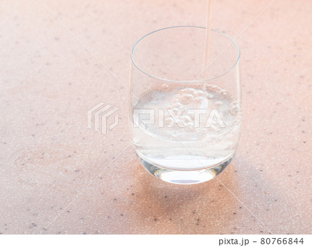 trickle of carbonated water pours in glass trickle of carbonated water pours in glass 80766844