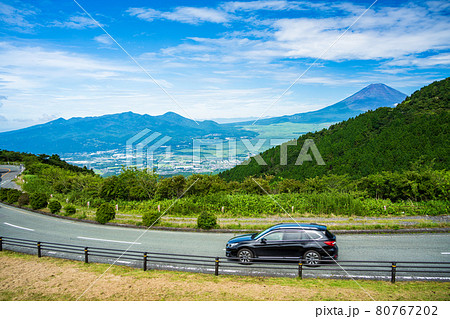 （静岡県）箱根スカイラインを走る車　後方に富士山 80767202