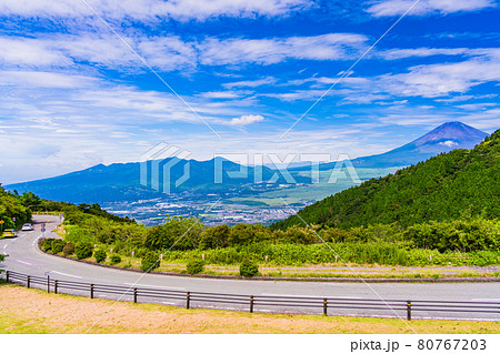 （静岡県）箱根スカイラインを走る車　後方に富士山 80767203
