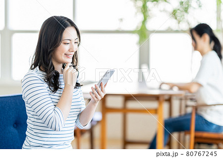 コワーキングスペースでスマホを操作する若い女性。 コワーキングスペースでスマホを操作する若い女性。 80767245