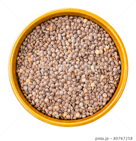 brown unhulled red lentils in round bowl cutout 80767258