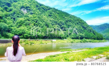 【広島県】【島根県】江の川と大自然を眺める女の子 【広島県】【島根県】江の川と大自然を眺める女の子 80768525