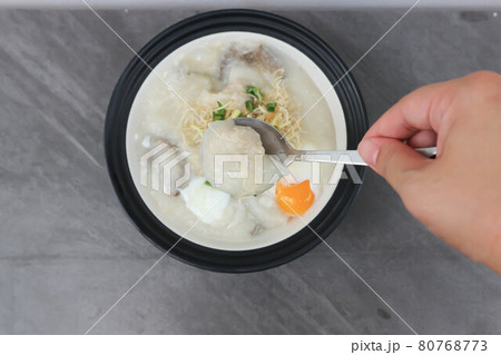 rice gruel or rice porridge or congee with pork ball and egg 80768773