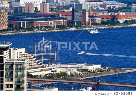 夏の日差しの神戸港 ポートタワーとクルーズ船 夏の日差しの神戸港 ポートタワーとクルーズ船 80768991