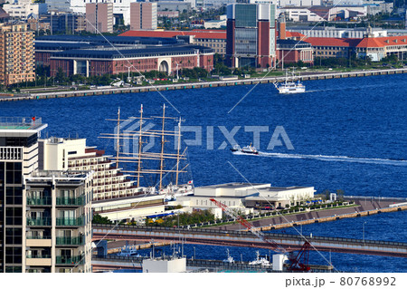夏の日差しの神戸港 ポートタワーとクルーズ船 夏の日差しの神戸港 ポートタワーとクルーズ船 80768992
