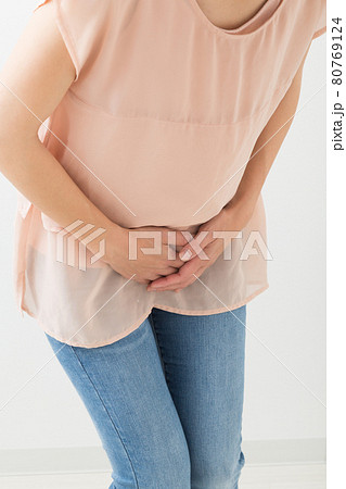 お腹を押さえる女性 お腹を押さえる女性 80769124