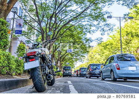 東京ツーリング 表参道の路上駐車場に停めたバイク 東京ツーリング 表参道の路上駐車場に停めたバイク 80769581