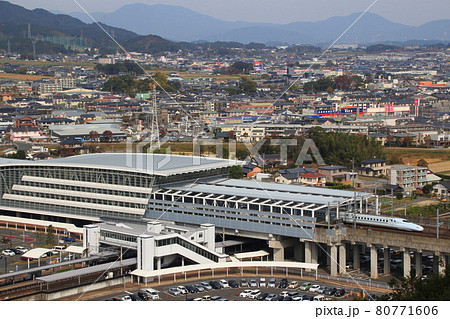 朝日山から望む九州新幹線N700系と新鳥栖駅 80771606
