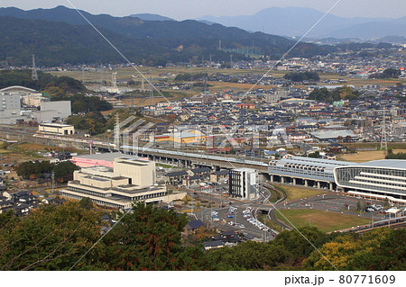 朝日山から望む九州新幹線と新鳥栖駅 80771609