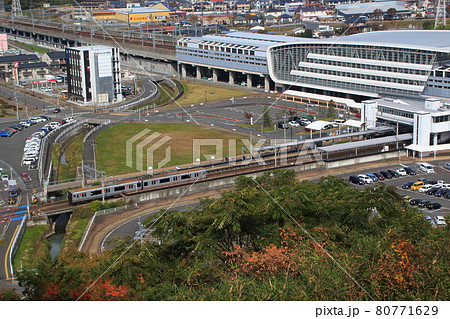 朝日山から望む長崎本線と新鳥栖駅（佐賀県鳥栖市） 80771629