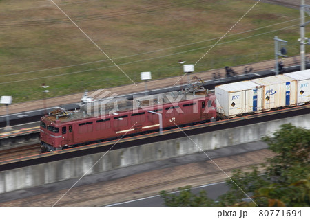 新鳥栖駅を通過する貨物列車 80771694