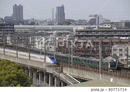 埼京線と並走する東北新幹線（埼玉県戸田市内） 80771714