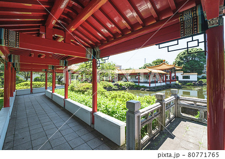 公園の風景　本格的な中国庭園の回廊　瀋秀園　神奈川県川崎市 80771765