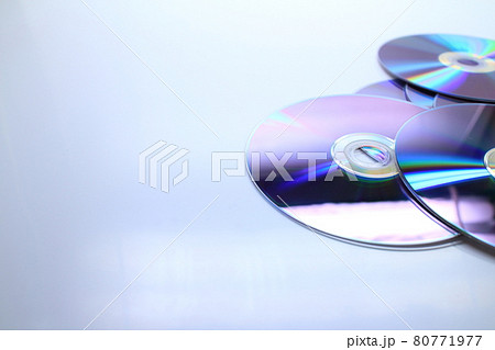 斜め上からみたDVDディスク 80771977