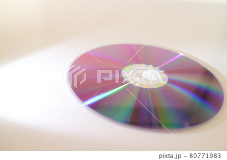 明るい光が差し込み当たるディスク 80771983