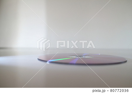 光の当たるDVDのイメージ素材 光の当たるDVDのイメージ素材 80772036