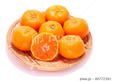 三ケ日みかん 青島みかん 扁平な果実 カット 断面 明るい背景 三ケ日みかん 青島みかん 扁平な果実 カット 断面 明るい背景 80772391