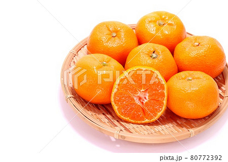 三ケ日みかん 青島みかん 扁平な果実 カット 断面 明るい背景 三ケ日みかん 青島みかん 扁平な果実 カット 断面 明るい背景 80772392