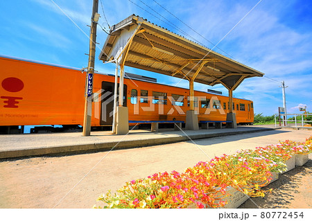 【愛媛県】晴天下の下灘駅と伊予灘ものがたり（日本一海に近い駅） 80772454