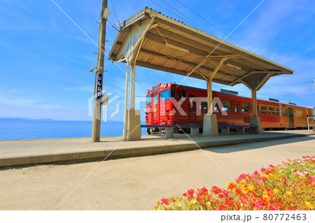 【愛媛県】晴天下の下灘駅と伊予灘ものがたり（日本一海に近い駅） 80772463