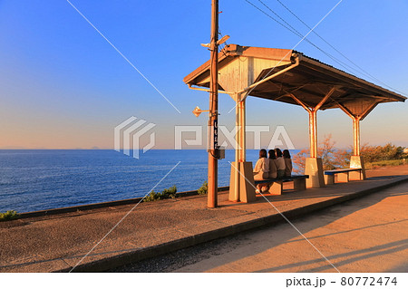 【愛媛県】夕日を浴びた下灘駅 【愛媛県】夕日を浴びた下灘駅 80772474