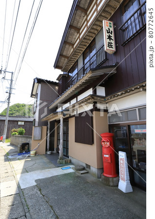 新潟　佐渡　丸ポストのある風景（長三屋） 80772645
