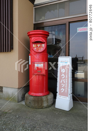 新潟　佐渡　丸ポストのある風景（長三屋） 80772646