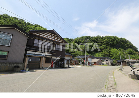 新潟　佐渡　丸ポストのある風景（長三屋） 80772648