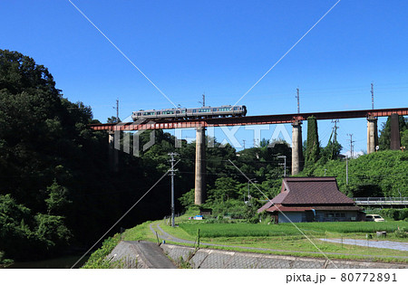 山陰本線　下山駅付近を走る223系電車 80772891