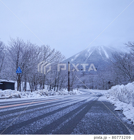 冬の凍結路と青空:危険と美しさが交差する風景 冬の凍結路と青空:危険と美しさが交差する風景 80773209