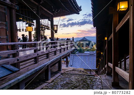 奈良県東大寺　お水取りで有名な二月堂の舞台から美しい夕景の写真を撮る人々 80773282