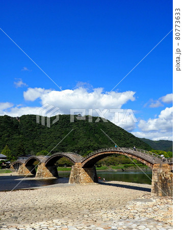 山口県錦帯橋、観光客を交わした錦帯橋。 80773633