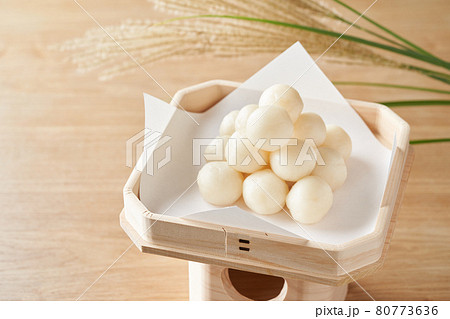 三宝に盛り付けた月見団子 80773636