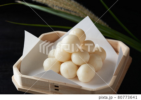 三宝に盛り付けた月見団子の写真素材 [80773641] - PIXTA