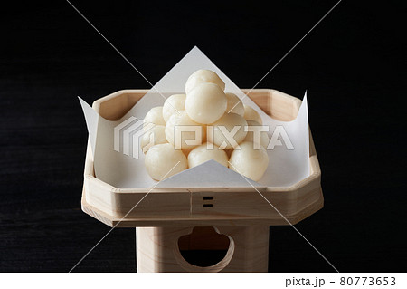 三宝に盛り付けた月見団子 三宝に盛り付けた月見団子 80773653