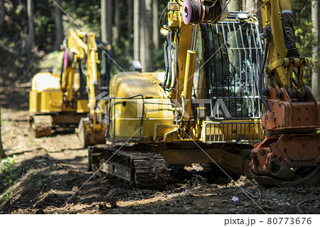 林道で作業するショベルカー 80773676